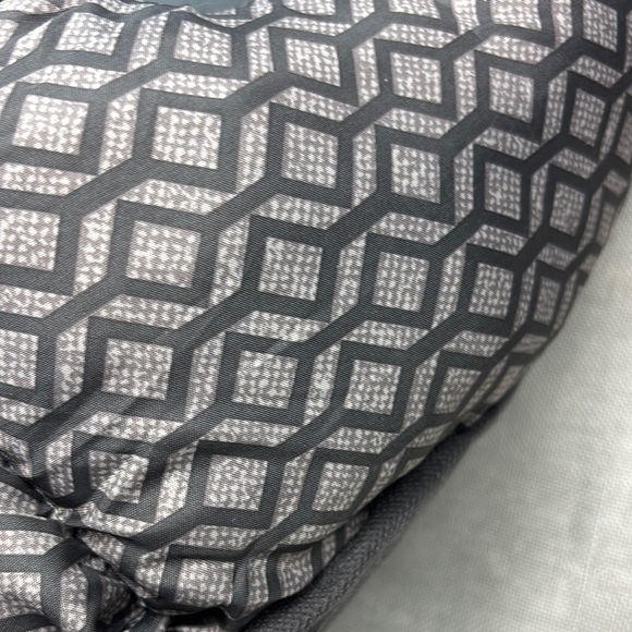 Stylish Gray Pet Small Bed with Geometric Design - Picture 3 of 13